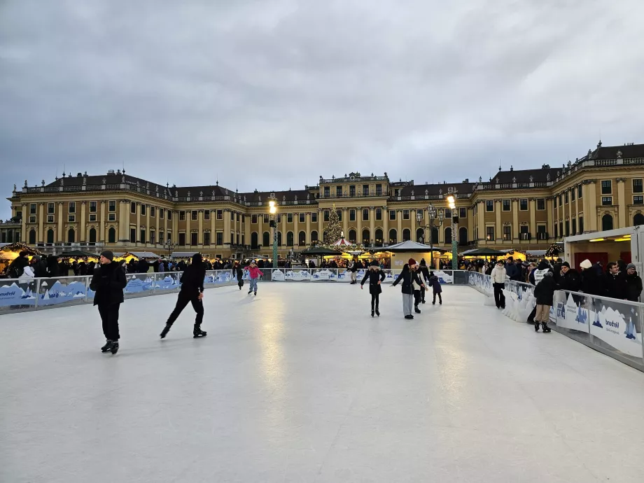 Pista di ghiaccio al mercatino di Natale di Schönbrunn