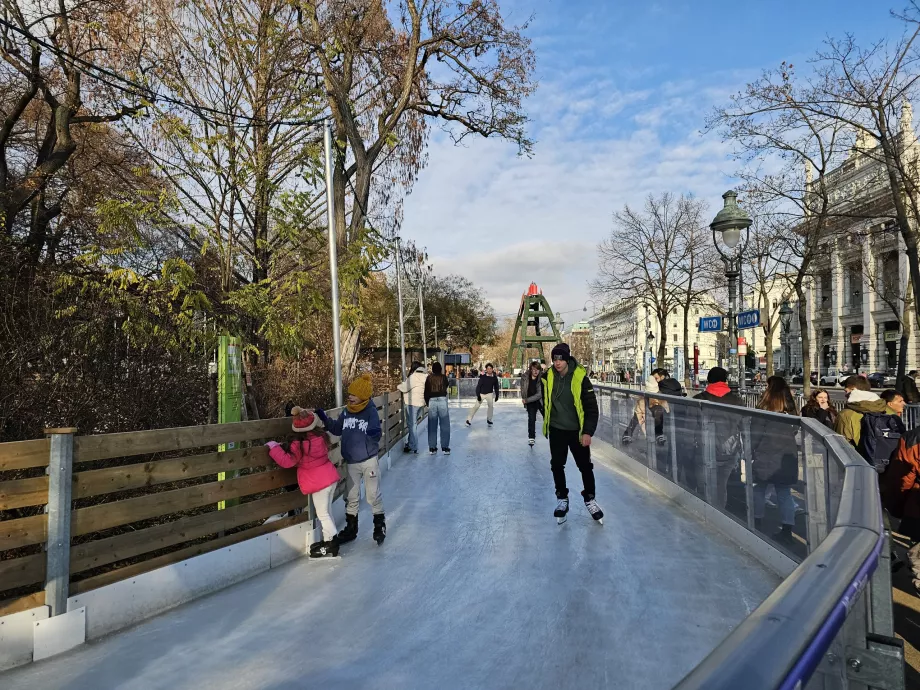 Pista di pattinaggio davanti al municipio