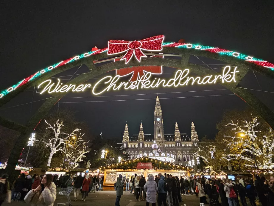 Mercatino di Natale davanti al municipio