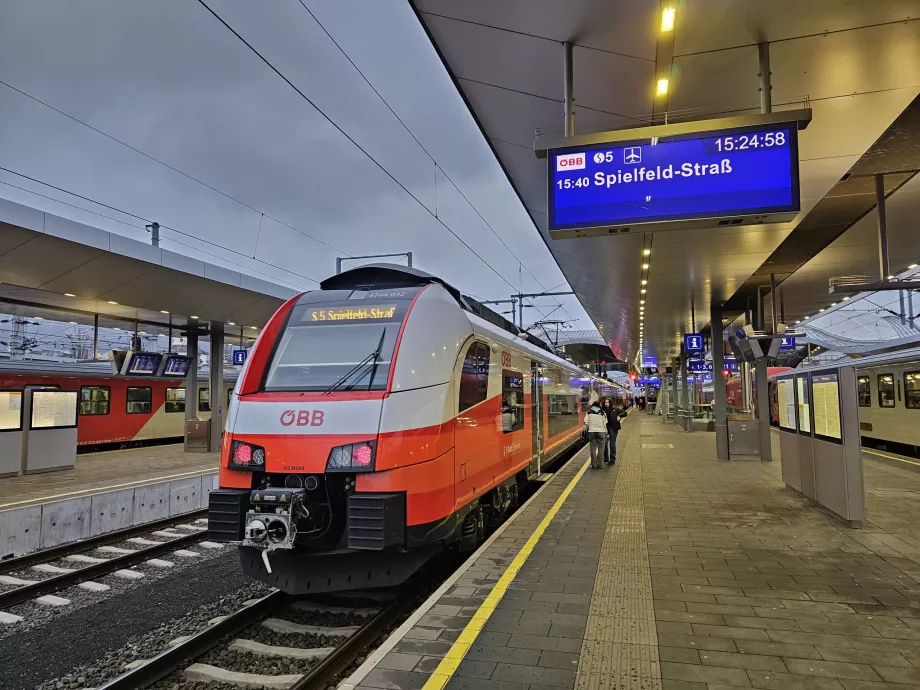 Linea ferroviaria S5 in direzione di Spielfeld e dell'aeroporto di Graz