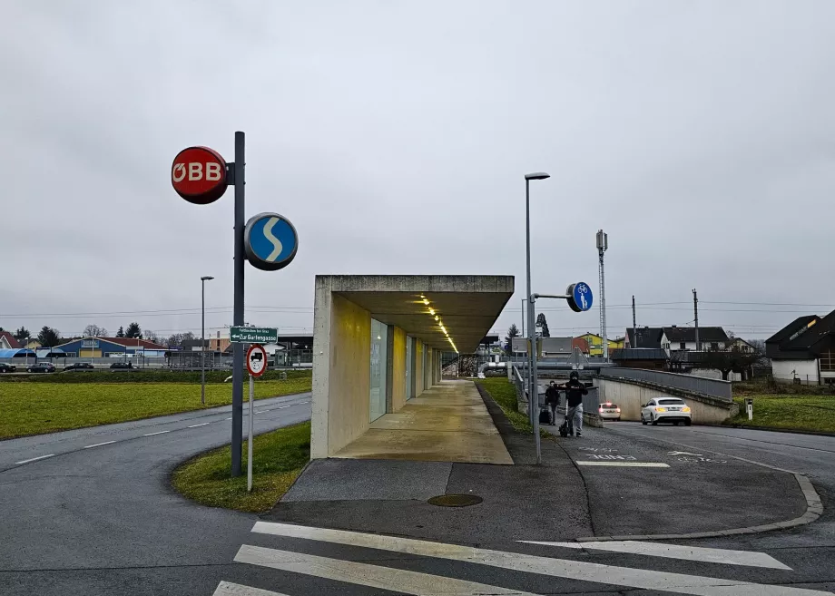 Stazione ferroviaria vicino all'aeroporto - direzione Graz a sinistra