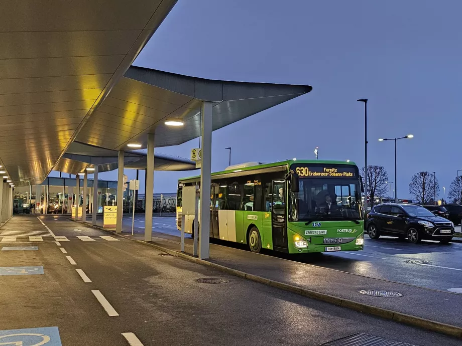 Fermata dell'autobus 630 di fronte alla sala partenze