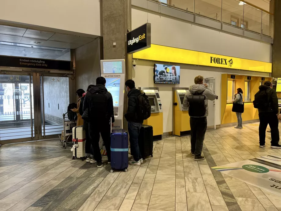 Biglietteria automatica accanto all'ufficio di cambio all'aeroporto di Goteborg