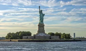 Vista della Statua della Libertà dal traghetto di Staten Island
