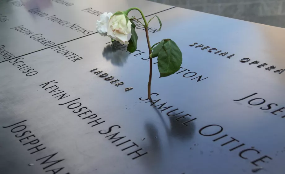 Rosa bianca accanto al nome della vittima