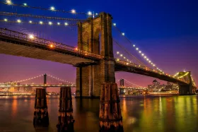 Il ponte di Brooklyn di notte