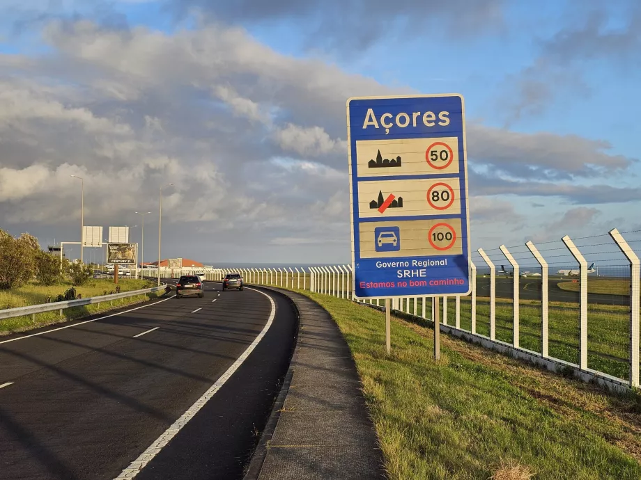 Autonoleggio - cartello dopo aver lasciato l'aeroporto di Ponta Delgada