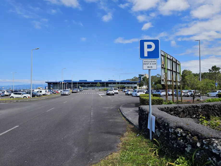 Parcheggio dell'autonoleggio, aeroporto di Pico