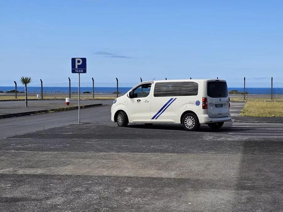 Taxi fuori dall'aeroporto di Pico