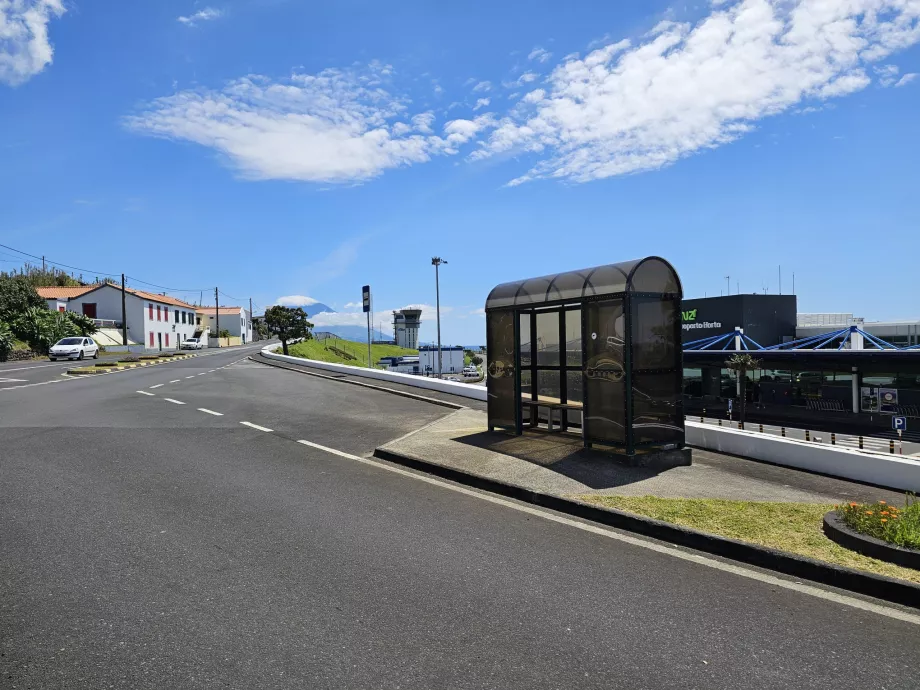 Fermata dell'autobus di fronte all'aeroporto di Horta