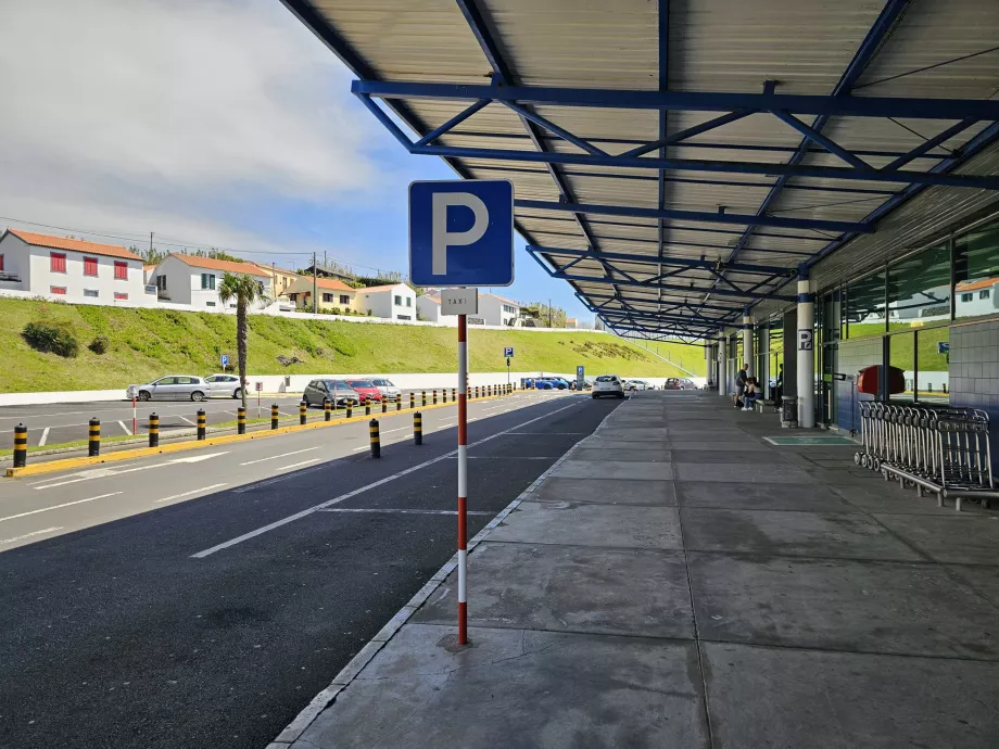 Fermata dei taxi direttamente di fronte al terminal