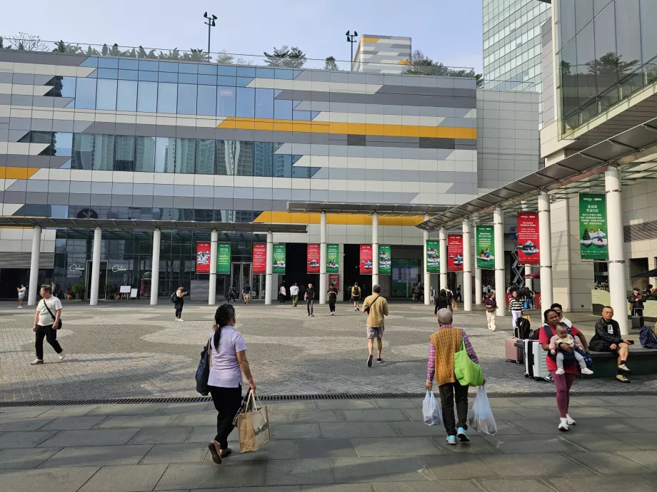 Directions to the airport bus stop, Tung Chung station