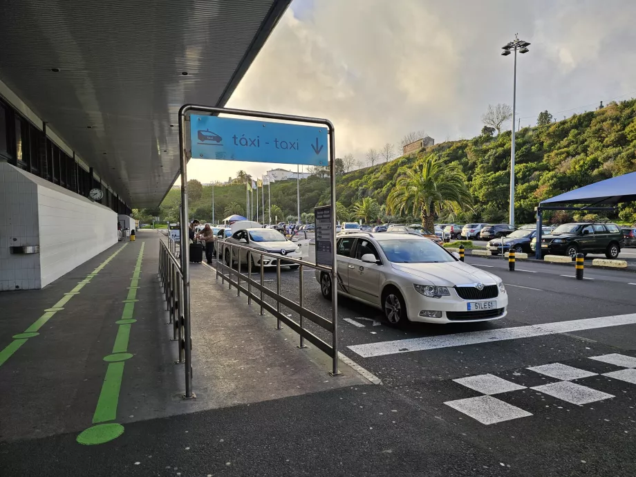 Fermata dei taxi direttamente di fronte alla sala arrivi