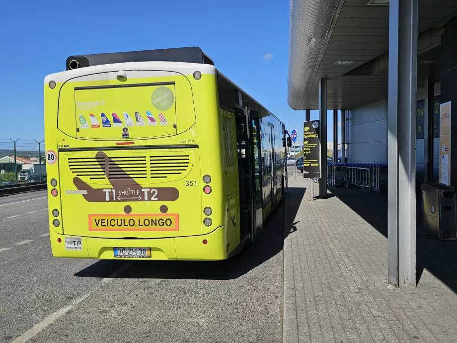 Fermata del bus navetta di fronte al Terminal 2