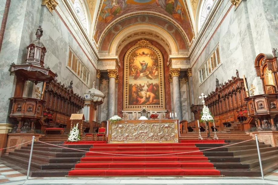 Interno della basilica di Ostrihoma