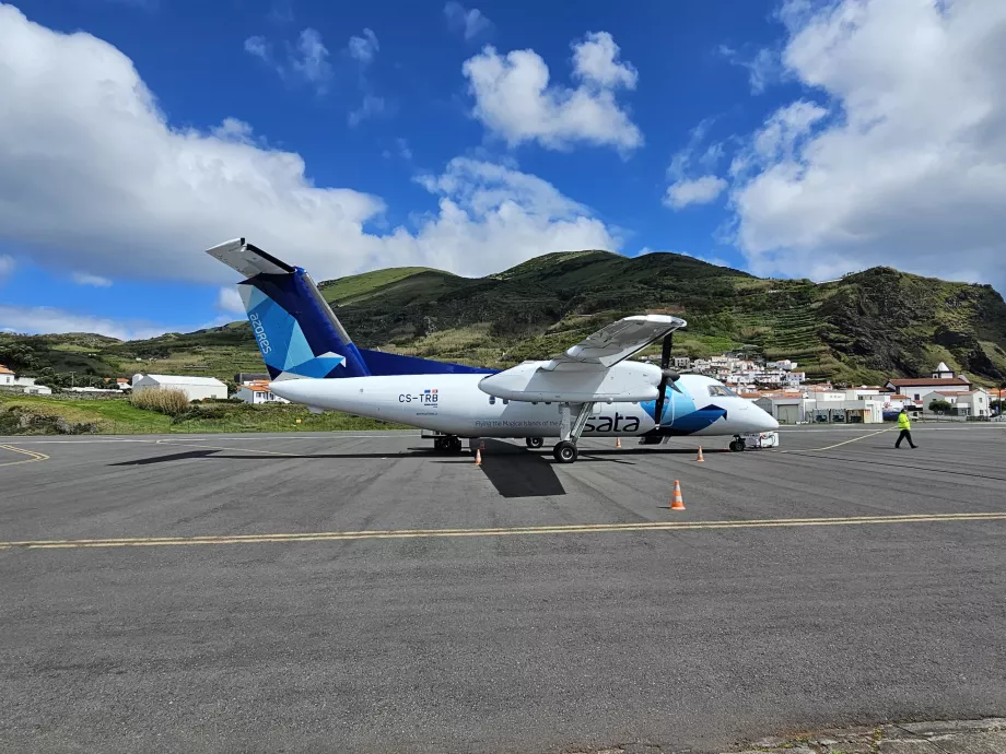 Dash 8 Q200 all'aeroporto di Corvo