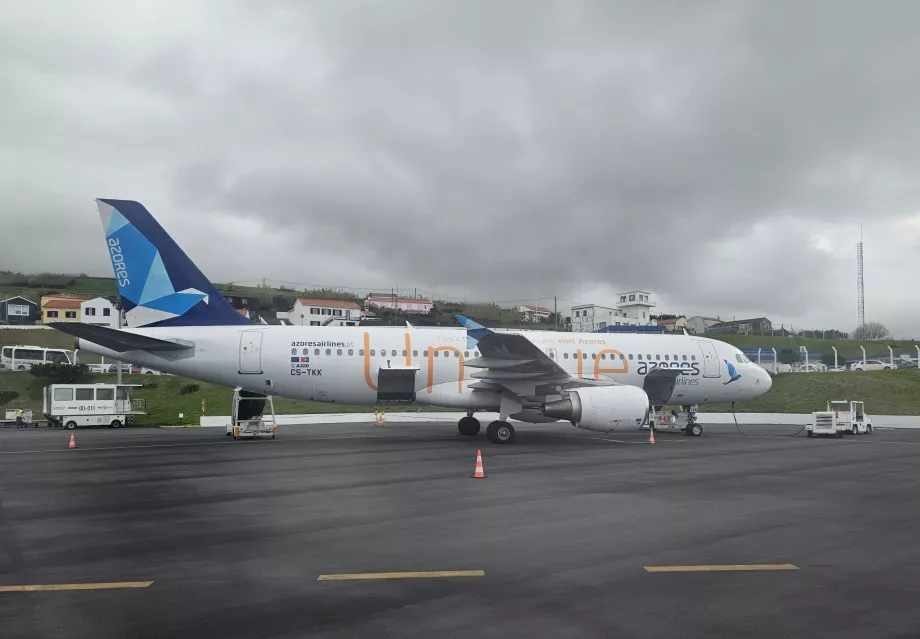 Azores Airlines, Airbus A320 con la scritta "Unique