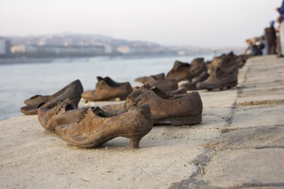 Scarpe sulla riva del Danubio