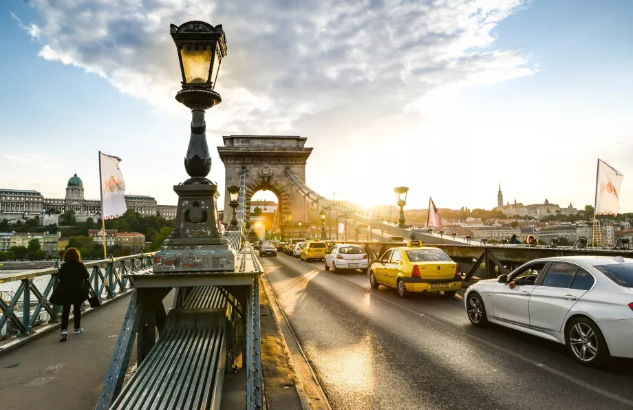 Traffico sul Ponte delle Catene