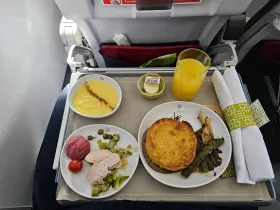 Pranzo in classe business su un volo attraverso l'Europa