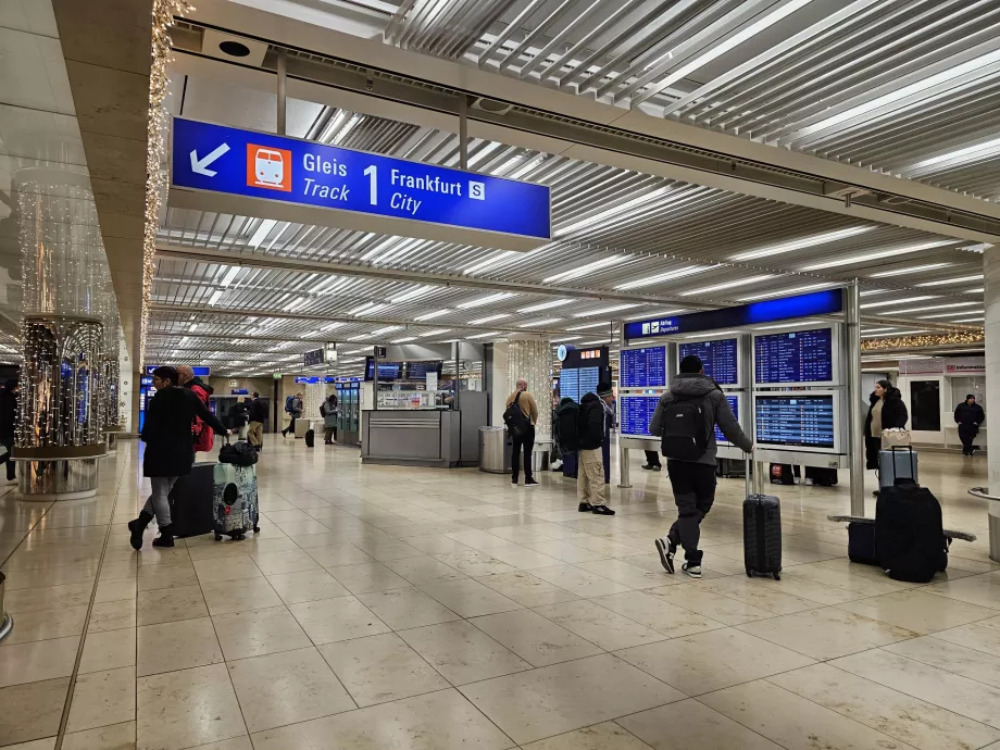 Stazione ferroviaria, aeroporto FRA