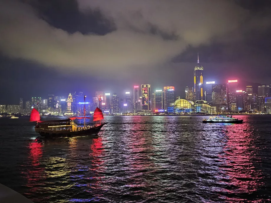 Vista dell'isola di Hong Kong dal lungomare TST