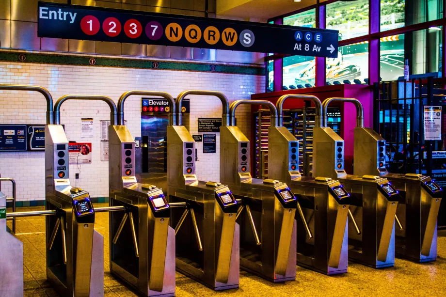 Tornelli all'ingresso della stazione