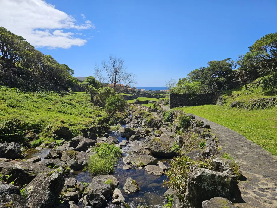 La strada per la cascata di Bacalhau