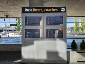 Pannelli informativi con gli orari di partenza di tutti gli autobus