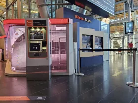 Biglietterie automatiche: a sinistra Flytoget, a destra treni Vy