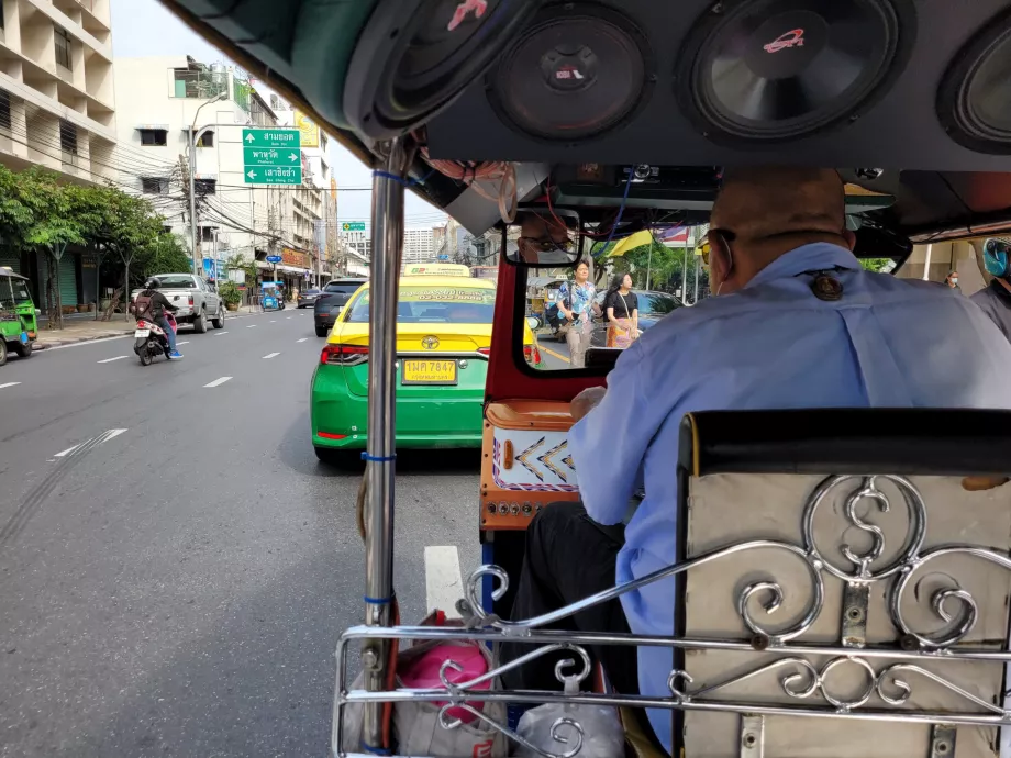 Guidare un tuk-tuk