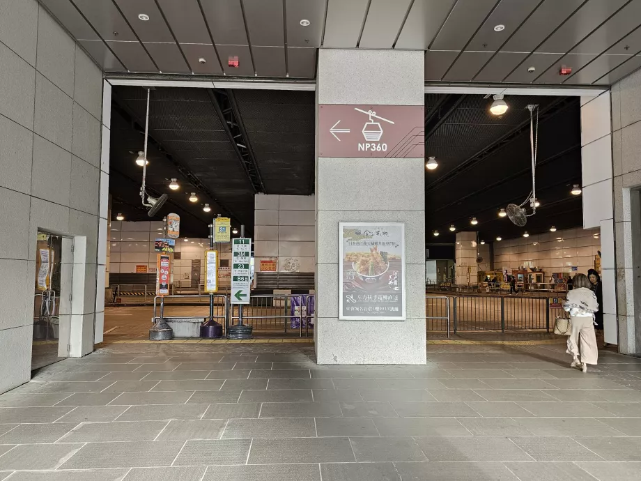 La strada per la funivia attraverso la stazione degli autobus