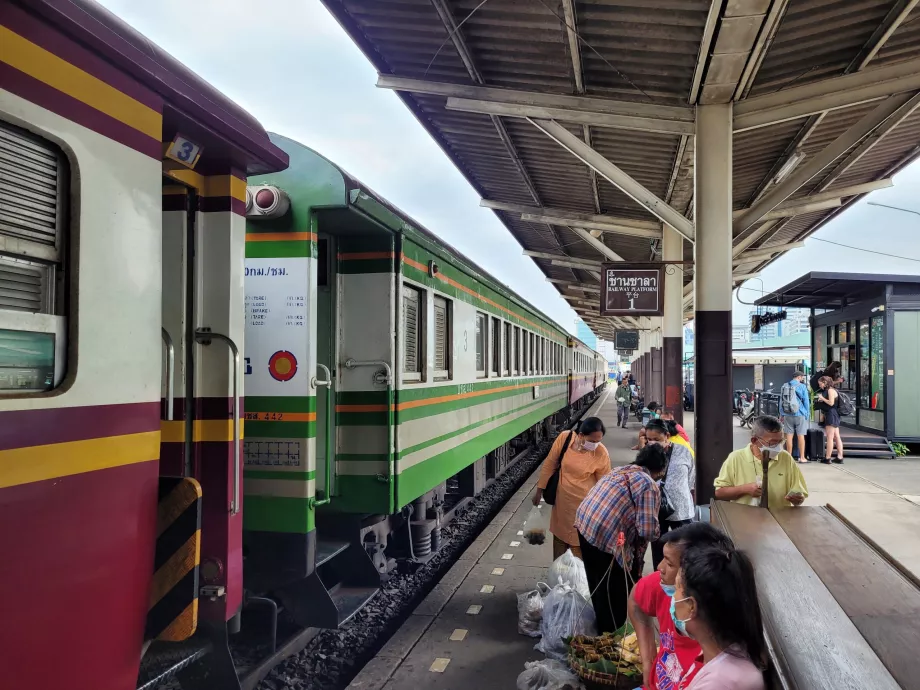 Binario della stazione di Thonburi