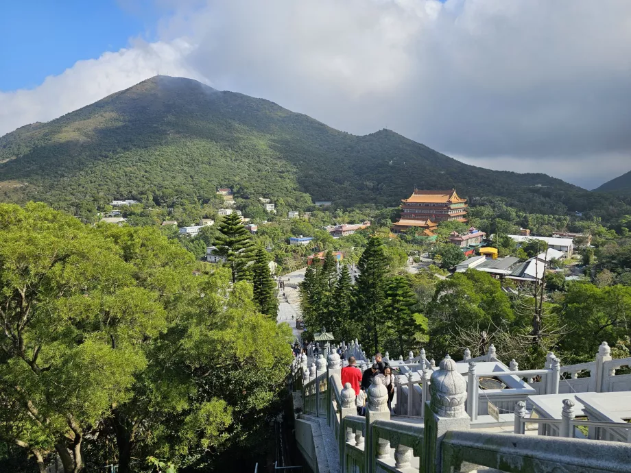 Vista sul monastero di Po Lin