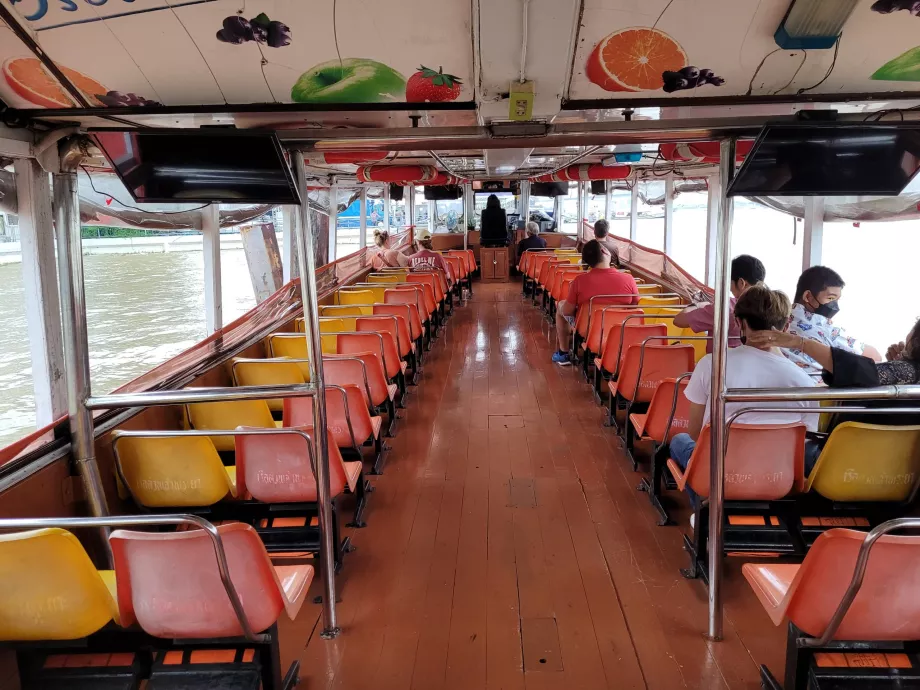 Interno della barca Chao Phraya Express