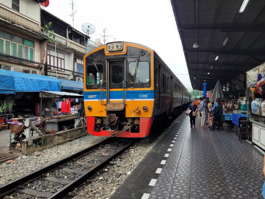 Treno per la stazione di Wongwian Yai