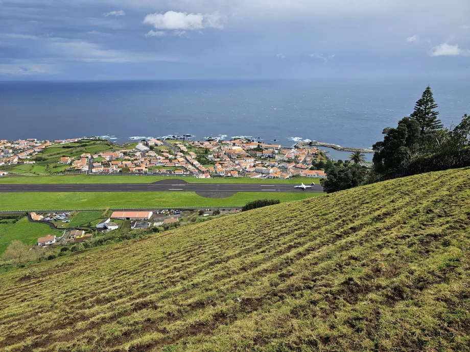 Vista della pista e di Santa Cruz das Flores