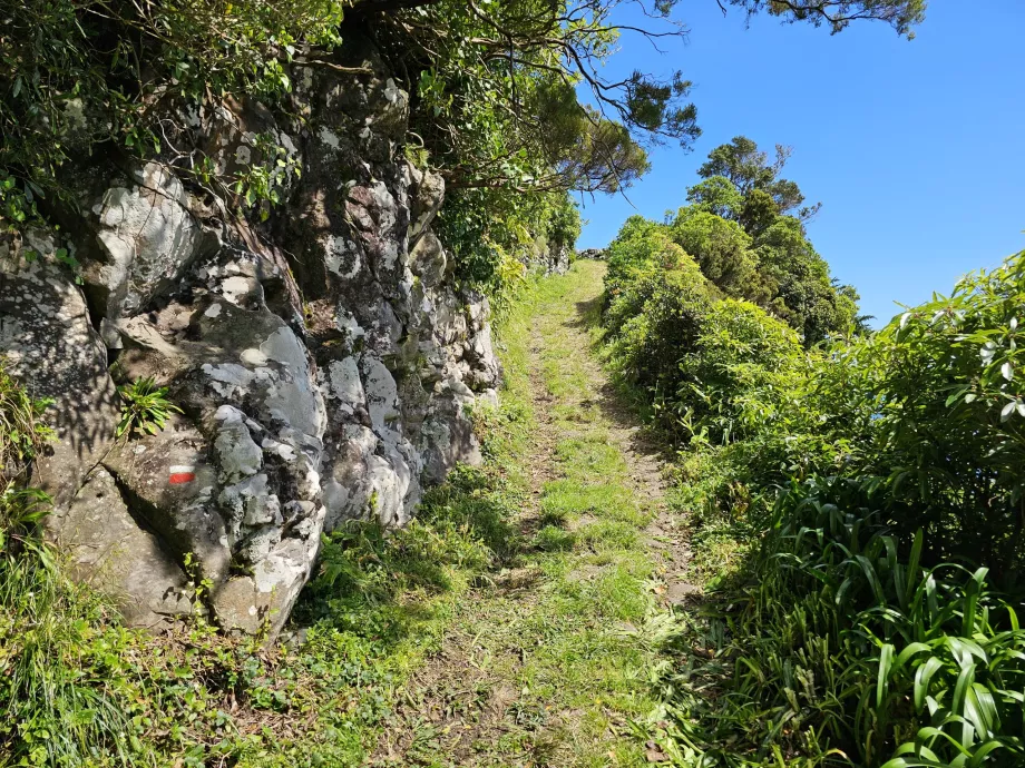 Segno sulla roccia, trilho Ponta Ruiva-Cedros