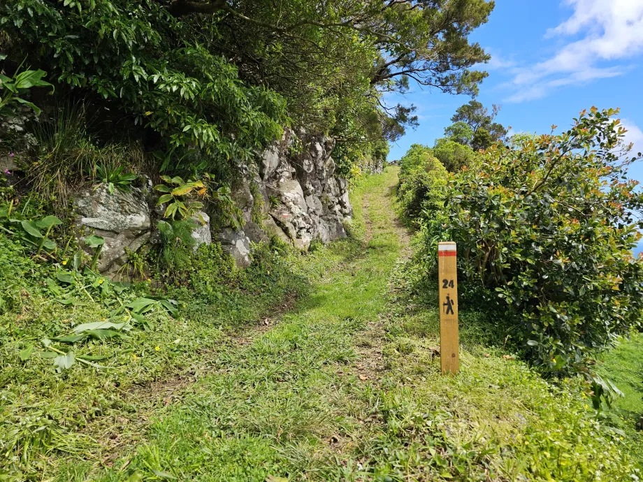 Segnalazione dei sentieri escursionistici su un palo