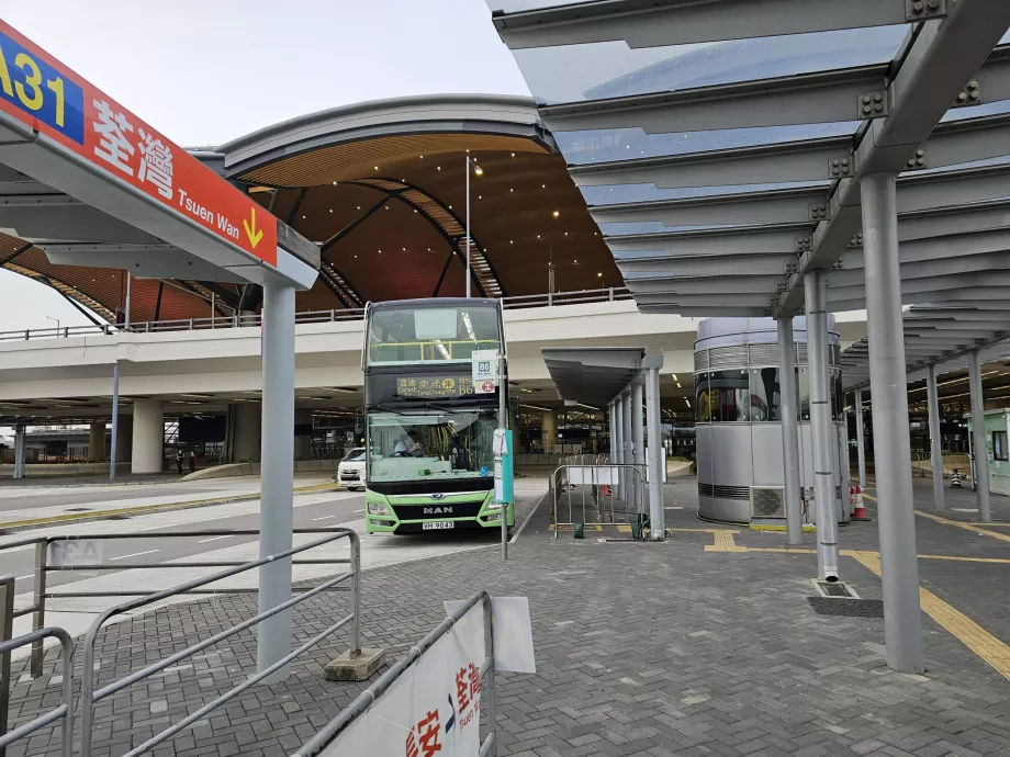 Fermata dell'autobus in direzione MTR Tung Chung