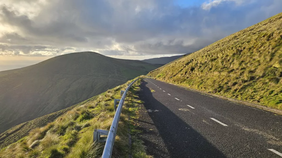 La strada dove si parcheggia al punto panoramico