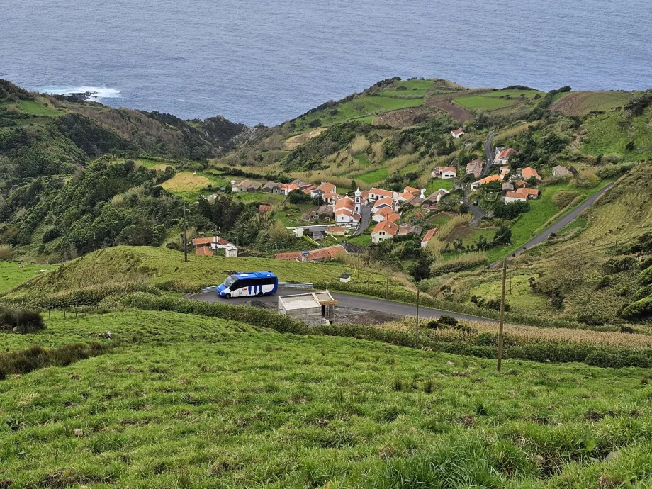 Autobus sopra il villaggio di Lajedo