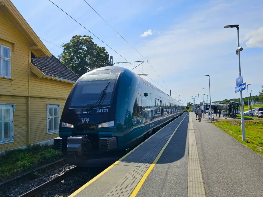 Treno alla stazione di Torp