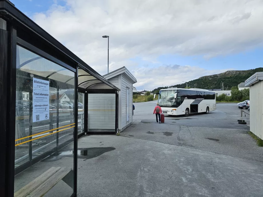 L'autobus è in attesa dell'arrivo del traghetto