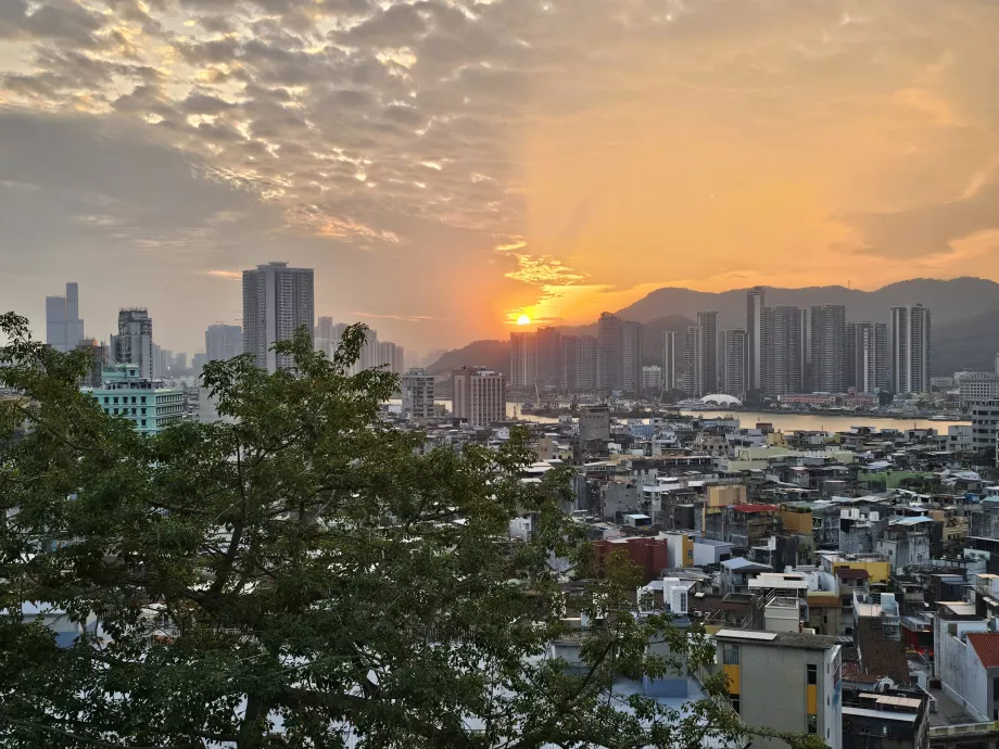 Vista sul centro storico e sulla Cina continentale