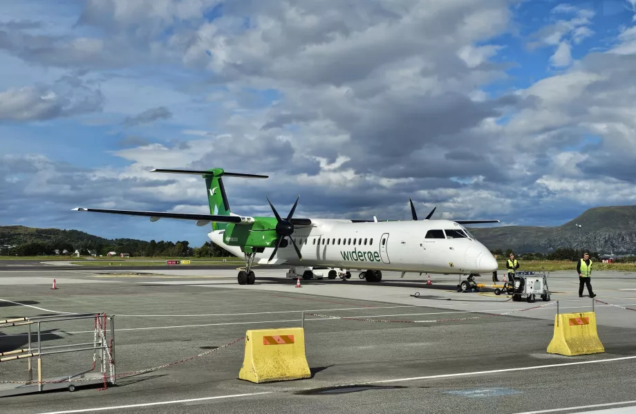 Wideroe, Dash 8-400