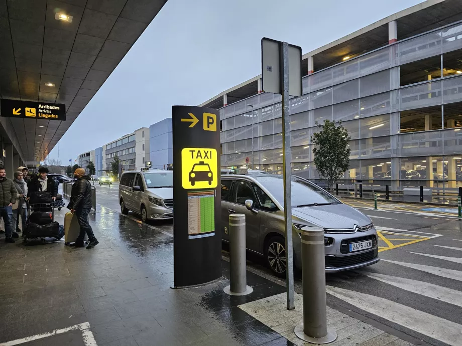 Stazione dei taxi fuori dall'aeroporto di Girona