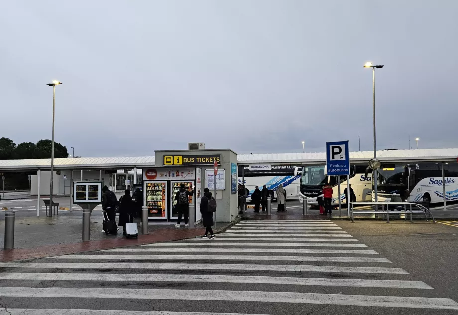 Stazione degli autobus di fronte al terminal