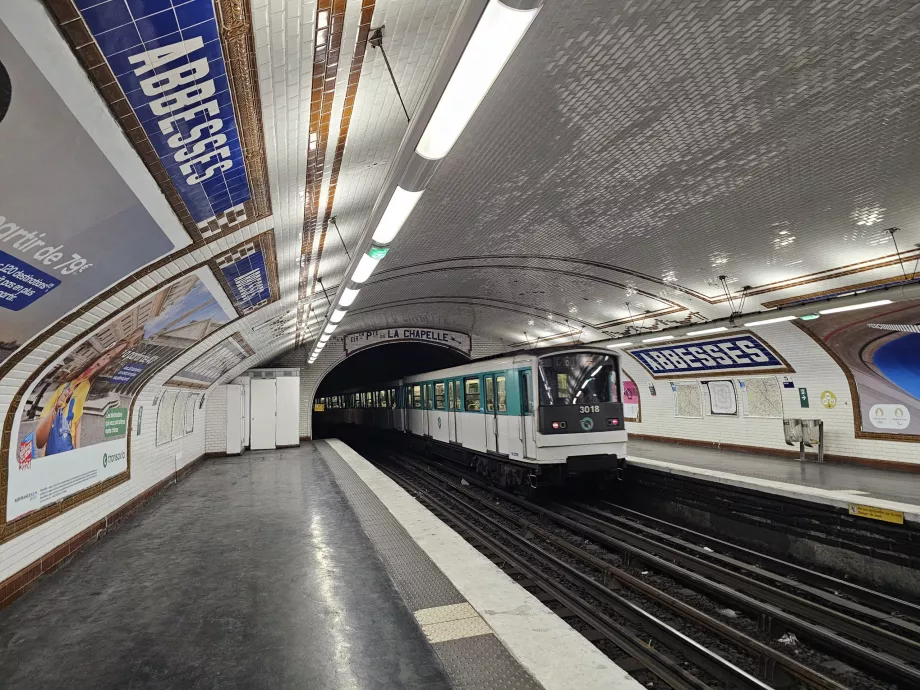 Treno della metropolitana alla stazione di Abbesses