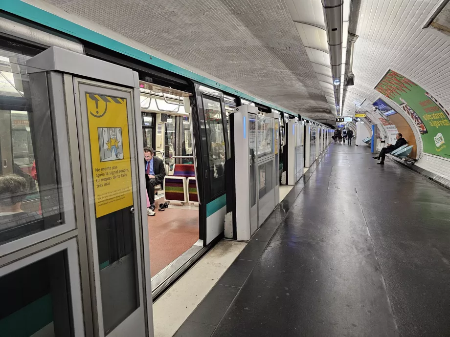 Stazione della metropolitana con barriere per i nuovi treni